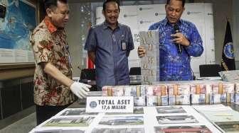 Kepala Badan Narkotika Nasional (BNN) Komjen Pol Budi Waseso menunjukkan barang bukti hasil kejahatan narkotika dalam bentuk Tindak Pidana Pencucian Uang (TPPU) di Jakarta, Jumat (28/4/2017). [Suara.com/Kurniawan Mas'ud]