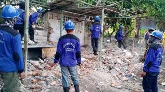 Sejumlah petugas termasuk Satpol PP dengan bantuan alat berat (Beko) merubuhkan bangunan liar di Jalan Anyer, Menteng, Jakarta, Jumat (28/4/2017). [Suara.com/Oke Atmaja]