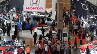 Aktivitas pengunjung dan peserta ajang Indonesia International Motor Show (IIMS) 2017 di JIExpo Kemayoran, Jakarta, Jumat (28/4/2017). [Suara.com/Oke Atmaja]