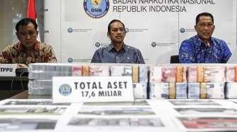 Kepala Badan Narkotika Nasional (BNN) Komjen Pol Budi Waseso saat merilis barang bukti hasil kejahatan narkotika dalam bentuk Tindak Pidana Pencucian Uang (TPPU) di Jakarta, Jumat (28/4/2017). [Suara.com/Kurniawan Mas'ud]