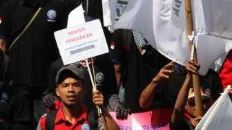 Ribuan buruh menggelar perayaan May Day di kawasan Patung Kuda, Monas, Jakarta, Senin (1/5).