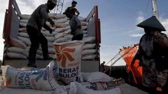 Buruh angkut memindahkan karung beras Bulog yang siap didistribusikan ke sejumlah wilayah Nusantara melalui Pelabuhan Sunda Kelapa, Jakarta, Sabtu (29/4).