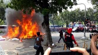 Satpol PP Bersihkan Bunga yang Dibakar Buruh, Ada yang Ejek Ahok