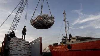 Buruh angkut memindahkan karung beras Bulog yang siap didistribusikan ke sejumlah wilayah Nusantara melalui Pelabuhan Sunda Kelapa, Jakarta, Sabtu (29/4).