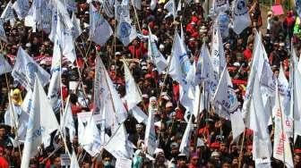 Ribuan buruh menggelar perayaan May Day di kawasan Patung Kuda, Monas, Jakarta, Senin (1/5).