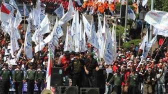 Ribuan buruh menggelar perayaan May Day di kawasan Patung Kuda, Monas, Jakarta, Senin (1/5).