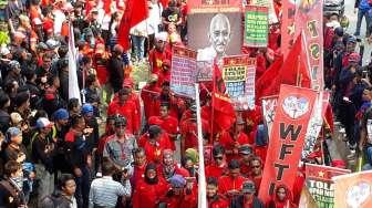 Buruh Berusaha Jebol Kawat Berduri Terobos Kawasan Istana Merdeka