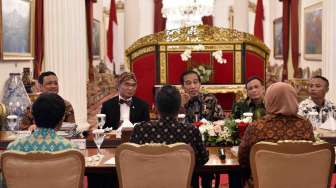 Presiden Joko Widodo menerima pegiat literasi inspiratif, Istana Negara, Jakarta, Selasa (2/5).