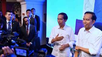 Presiden Joko Widodo memberikan keterangan pers di samping figur lilin dirinya yang terpajang di Museum Madame Tussauds, Hong Kong, Senin (1/5).