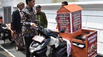 Presiden Joko Widodo menerima pegiat literasi inspiratif, Istana Negara, Jakarta, Selasa (2/5).