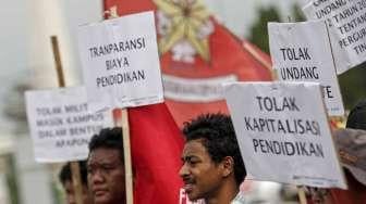 Aliansi Mahasiswa Indonesia menggelar unjuk rasa memperingati Hari Pendidikan Nasional di depan Istana Merdeka, Jakarta, Selasa (2/5).