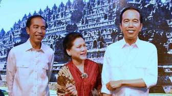 Presiden Joko Widodo memberikan keterangan pers di samping figur lilin dirinya yang terpajang di Museum Madame Tussauds, Hong Kong, Senin (1/5).