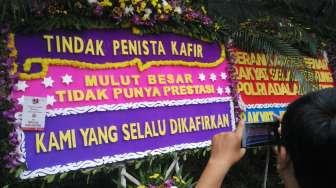 Usai Balai Kota, Kini Polda Metro Kebanjiran Karangan Bunga