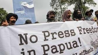 Puluhan aktivis Front Rakyat Indonesia untuk West Papua dan Aliansi Mahasiswa Papua melakukan aksi unjuk rasa bertema "No Press Freedom in Papua" di depan pintu gerbang masuk Jakarta Convention Center (JCC) Senayan, Jakarta, Rabu (3/5). 