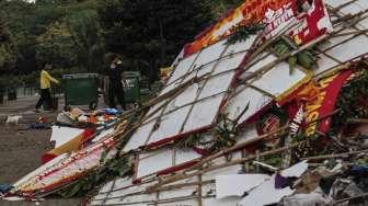 Tumpukan sampah bekas karangan bunga untuk Gubernur DKI Jakarta Basuki Tjahaja Purnama (Ahok) dan Wakil Gubernur Djarot Siful Hidayat di Taman Monumen Nasional (Monas), Jakarta, Rabu (3/5).