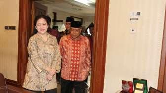 Menko PMK Puan Maharani bersama Ketua PBNU Said Aqil Siradj melakukan MOU di kantor PBNU, Jakarta, Rabu (3/5).