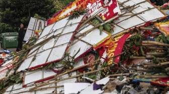 Tumpukan sampah bekas karangan bunga untuk Gubernur DKI Jakarta Basuki Tjahaja Purnama (Ahok) dan Wakil Gubernur Djarot Siful Hidayat di Taman Monumen Nasional (Monas), Jakarta, Rabu (3/5).