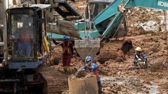 Pekerja menyelesaikan pembangunan proyek pembangunan rusun sewa tingkat tinggi Pasar Rumput, Jakarta, Kamis (4/5).