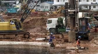 Pekerja menyelesaikan pembangunan proyek pembangunan rusun sewa tingkat tinggi Pasar Rumput, Jakarta, Kamis (4/5).