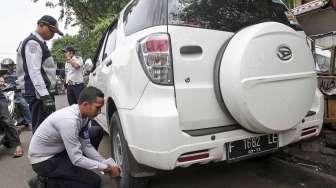 Petugas gabungan Dinas Perhubungan dan Satpol PP Provinsi DKI Jakarta melakukan penertiban parkir liar dan pedagang kaki lima di kawasan Tanah Abang, Jakarta, Kamis (4/5).