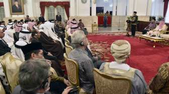 Silaturahmi dengan peserta Musabaqah Hafalan Al-Quran dan Haditz Pangeran Sultan bin Abdul Aziz Alu Su'ud Tingkat ASEAN dan Pasifik ke-8 di Istana Negara, Jakarta, Kamis (4/5).