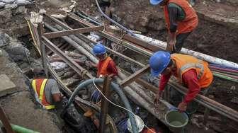 Pekerja melakukan perawatan saluran air bersih di kawasan Gatot Subroto, Jakarta, Kamis (5/5).