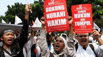 Massa anti Ahok menyambangi Gedung Mahkamah Agung (MA), di Jakarta, Jumat (5/5).