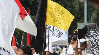 Massa anti Ahok menyambangi Gedung Mahkamah Agung (MA), di Jakarta, Jumat (5/5).