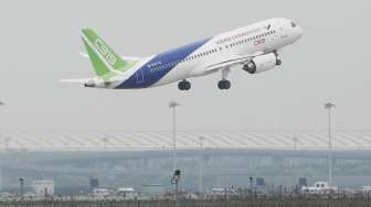 Jet Penumpang Bikinan Cina Terbang Perdana