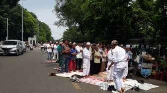 Sebelum Aksi, Massa Anti Ahok Salat Jumat di Jalanan