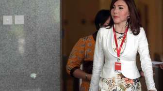 Istri tersangka kasus dugaan korupsi KTP elektronik Andi Agustinus alias Andi Narogong, Inayah menjalani pemeriksaan di Gedung KPK, Jakarta, Jumat (5/5).