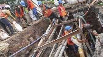 Pekerja melakukan perawatan saluran air bersih di kawasan Gatot Subroto, Jakarta, Kamis (5/5).