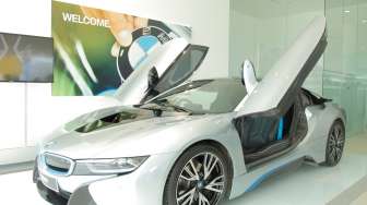 Mobil Hibrida BMW i8 Seharga Rp3,5 M Goda Surabaya