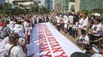 Aksi sejuta bunga untuk Anies-Sandi di Bundaran HI, Jakarta, Minggu (7/5).