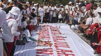 Aksi sejuta bunga untuk Anies-Sandi di Bundaran HI, Jakarta, Minggu (7/5).