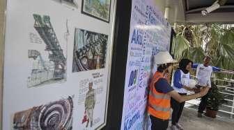 Pameran foto pembangunan MRT di jembatan penyeberangan orang (JPO) di kawasan Bundaran Hotel Indonesia, Jakarta, Minggu (7/5).