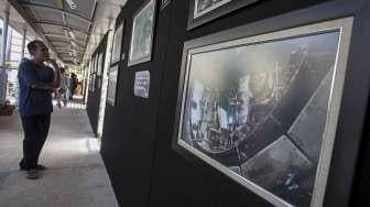 Pameran foto pembangunan MRT di jembatan penyeberangan orang (JPO) di kawasan Bundaran Hotel Indonesia, Jakarta, Minggu (7/5).