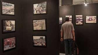 Pameran foto dan instalasi seni patung di Galeri Cipta II, Taman Ismail Marzuki, Jakarta, Senin (8/5).