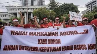 Ratusan warga melakukan aksi unjuk rasa di depan gedung Mahkamah Agung (MA) RI, di Jalan Medan Merdeka Utara, Jakarta, Senin (8/5).