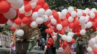 Ribuan balon di halaman kantor Balai Kota Jakarta, Senin (8/5).