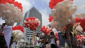 Ribuan balon di halaman kantor Balai Kota Jakarta, Senin (8/5).