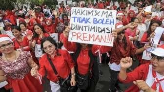 Ratusan warga melakukan aksi unjuk rasa di depan gedung Mahkamah Agung (MA) RI, di Jalan Medan Merdeka Utara, Jakarta, Senin (8/5).