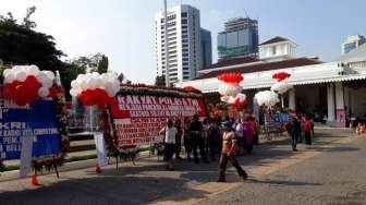 Ada Ribuan Balon Merah dan Putih di Halaman Balai Kota