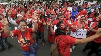 Ratusan warga melakukan aksi unjuk rasa di depan gedung Mahkamah Agung (MA) RI, di Jalan Medan Merdeka Utara, Jakarta, Senin (8/5).