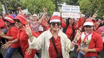 Ratusan warga melakukan aksi unjuk rasa di depan gedung Mahkamah Agung (MA) RI, di Jalan Medan Merdeka Utara, Jakarta, Senin (8/5).