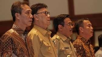 Menteri Dalam Negeri (Mendagri) Tjahjo Kumolo secara resmi menyerahkan surat penugasan kepada Wagub DKI Jakarta Djarot Saiful Hidayat sebagai pelaksana tugas (Plt) Gubernur di Aula Balai Agung, Balaikota Jakarta, Selasa (9/5).