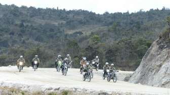 Presiden Joko Widodo mengendarai motor trail saat menyusuri jalan sepanjang 7 km yang tengah dibangun di Papua. (Biro Pers Istana Kepresidenan)