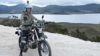 Jokowi Inspeksi Jalan Trans Papua Pakai Motor Trail, Warganet: Sangar Pakdhe!!