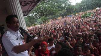 Aksi simpatik warga di Balai Kota DKI Jakarta, Rabu (10/5).