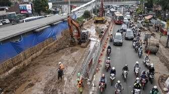 Proyek pembangunan Underpass Matraman-Salemba, Jakarta, Rabu (10/5).